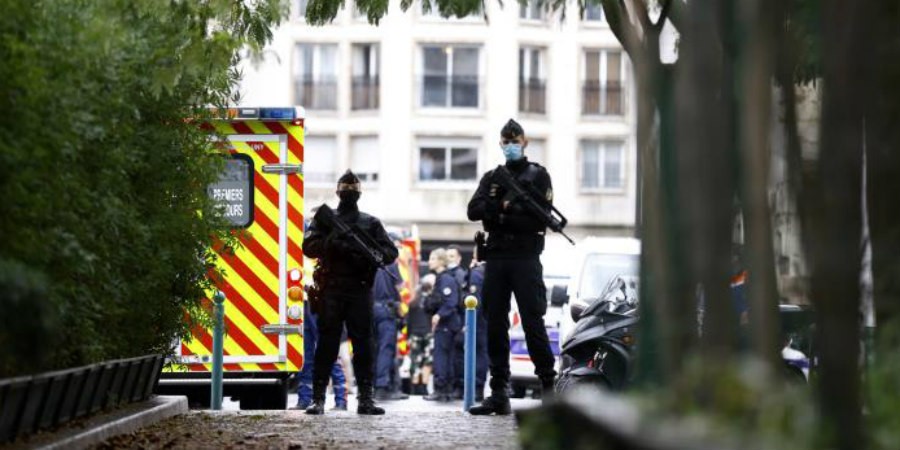 Χειροπέδες στον βασικό ύποπτο στην επίθεση με μαχαίρι στο Παρίσι